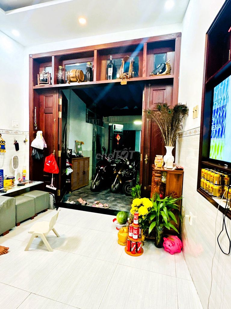 Rent four bedrooms near Linh Tây Fields.
