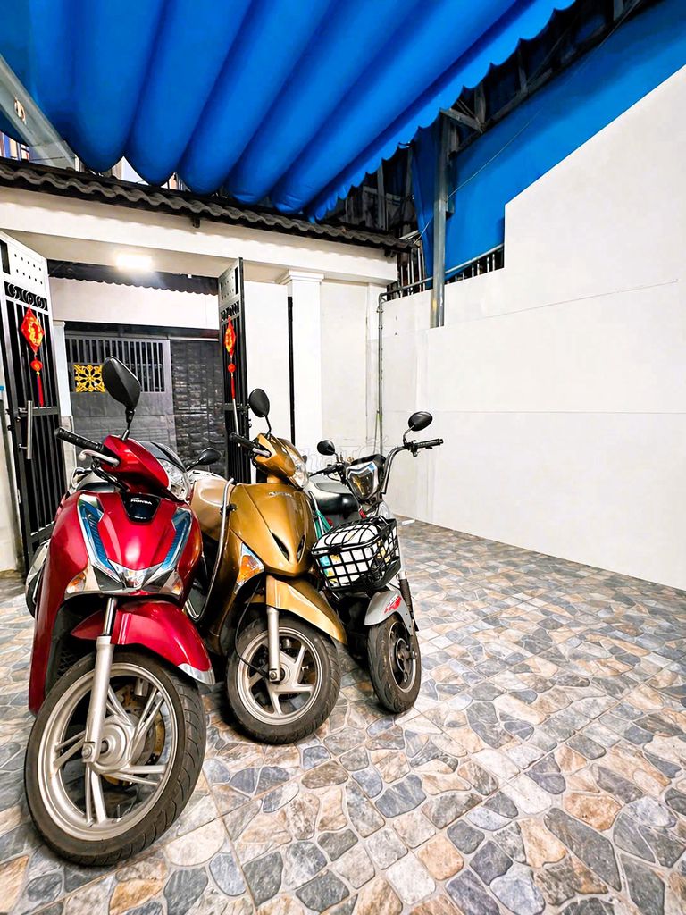 Rent four bedrooms near Linh Tây Fields.