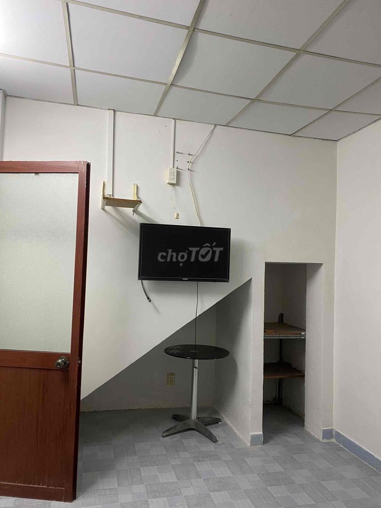 Rent a level 4, baseline, right in District 3, near Saigon.