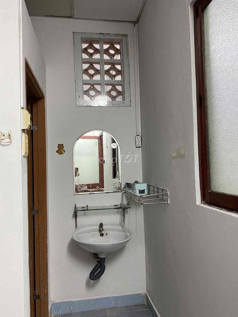 Rent a level 4, baseline, right in District 3, near Saigon.