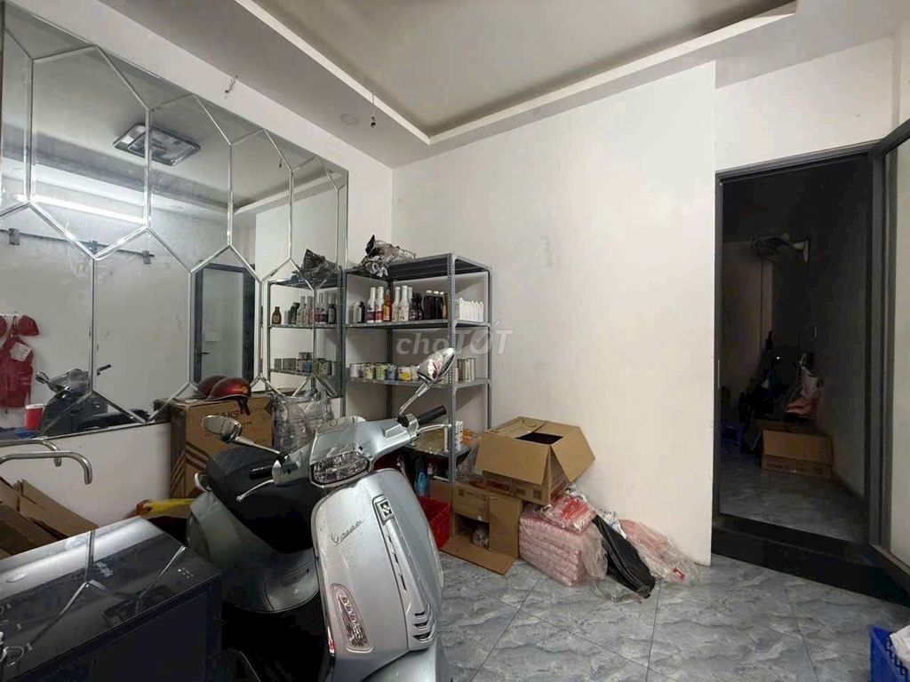 The 4th block front house is a very cheap 3th floor.