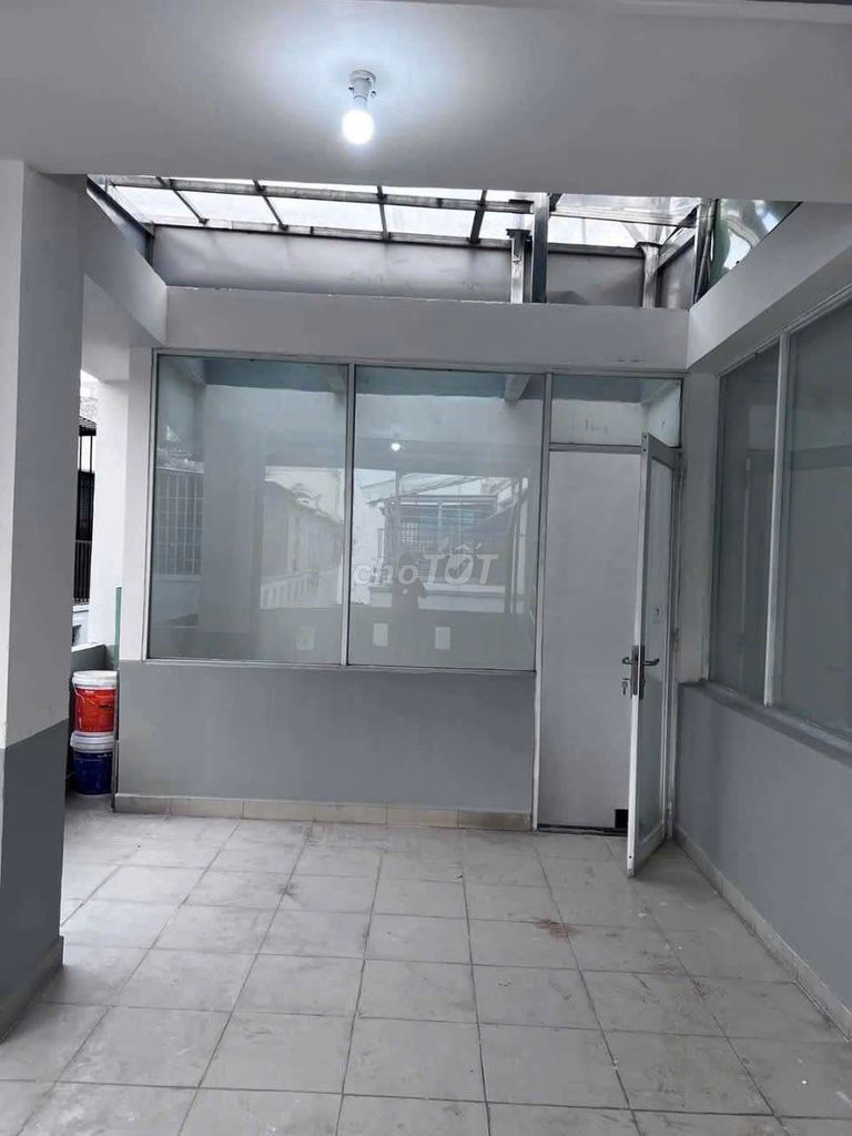 The 180 Bùi Văn Ba 4-story alleyhouse, cool corner.