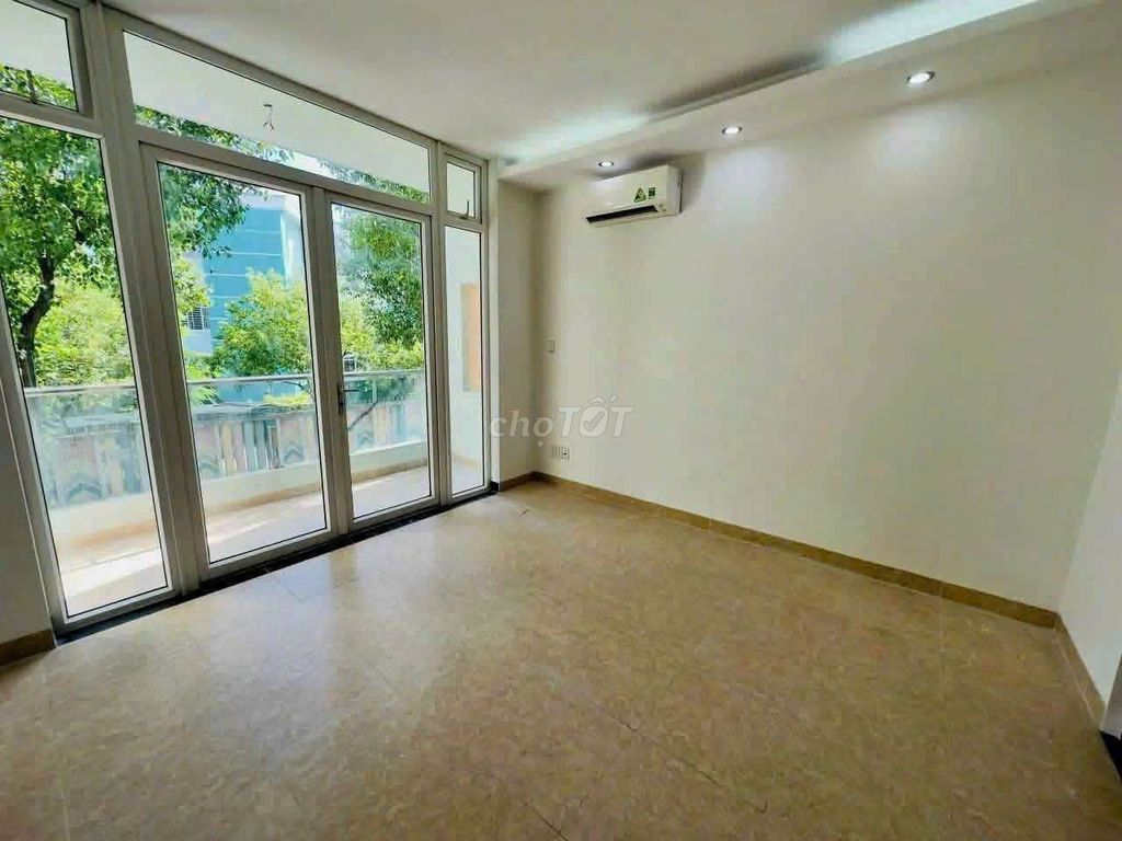House 1 .10. 7th floor bedroom 4 x 18 meters on the front street.