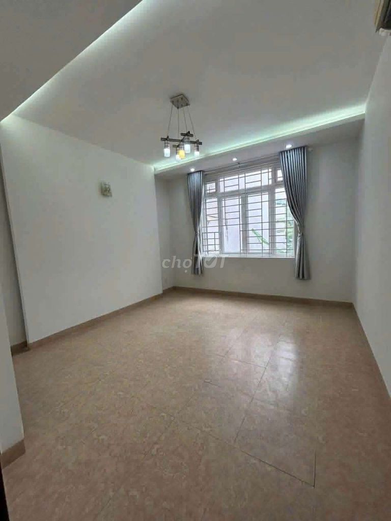 House 1 .10. 7th floor bedroom 4 x 18 meters on the front street.