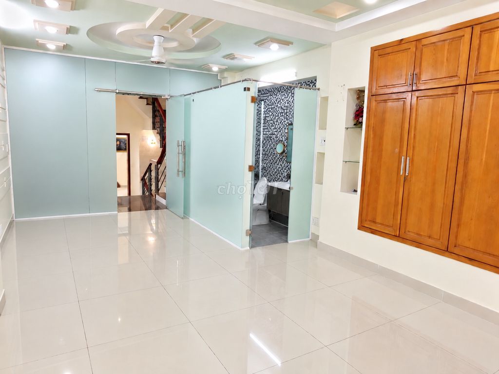 Home near Lotte Cộng Hoà was just sitting in and office 5.3 x20 5 floors 500 m2 8 p.