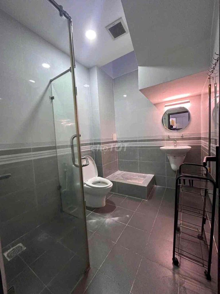 Rent the entire apartment. 1 st floor. 3 bedrooms, 2 toilets.