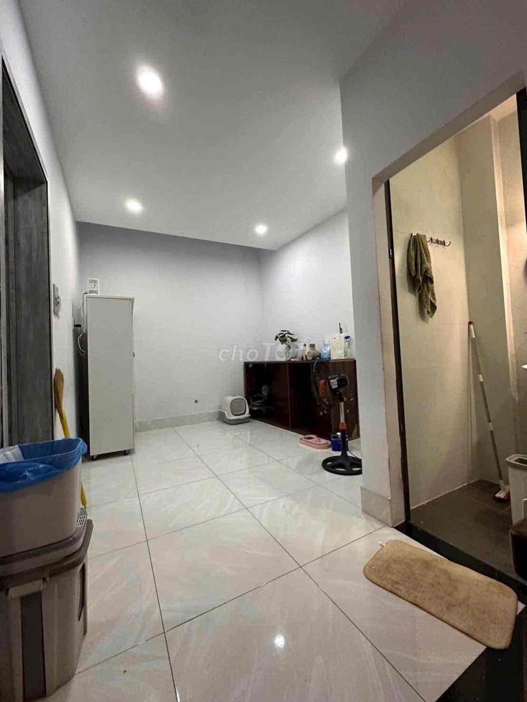 Rent the entire apartment. 1 st floor. 3 bedrooms, 2 toilets.