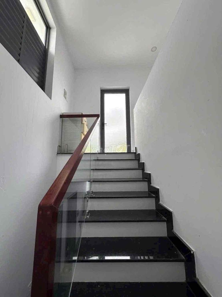 Rent the entire apartment. 1 st floor. 3 bedrooms, 2 toilets.
