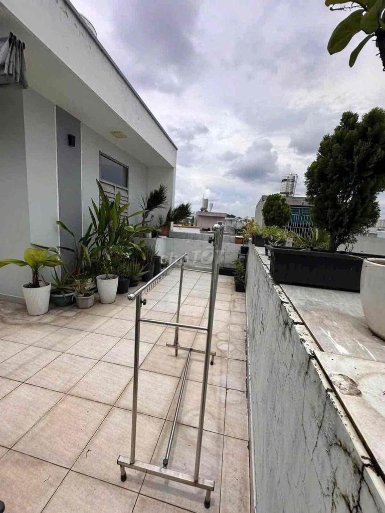 Rent the entire apartment. 1 st floor. 3 bedrooms, 2 toilets.