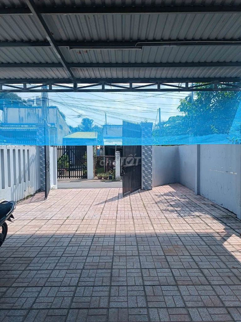 The Thai roof house is 6.5 x33 meters, 3 bedrooms, P. Oilhead One, tp.hm, 10 million a month