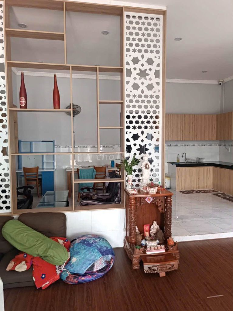The Thai roof house is 6.5 x33 meters, 3 bedrooms, P. Oilhead One, tp.hm, 10 million a month