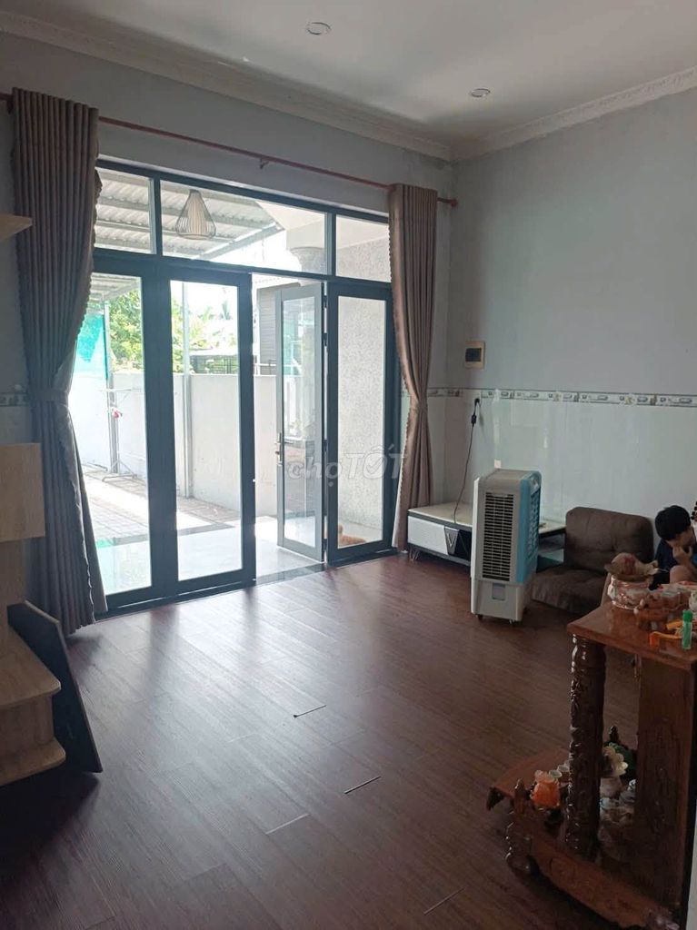 The Thai roof house is 6.5 x33 meters, 3 bedrooms, P. Oilhead One, tp.hm, 10 million a month
