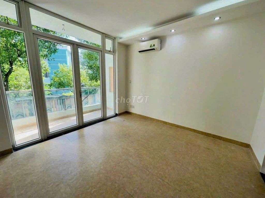4 story rent, 72 M2, near salary, new market, 7th district.
