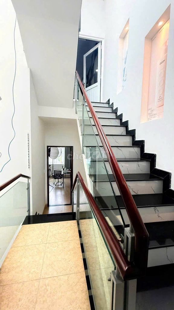 4 story rent, 72 M2, near salary, new market, 7th district.