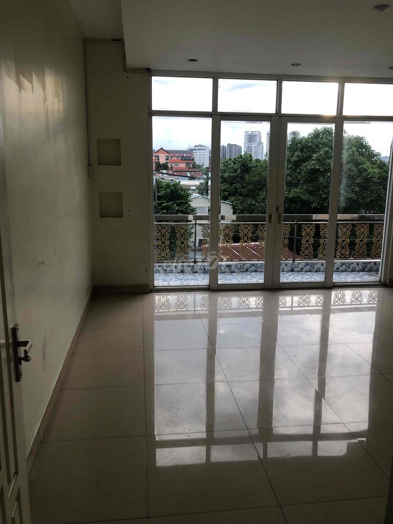 Nice new place. Security clean.