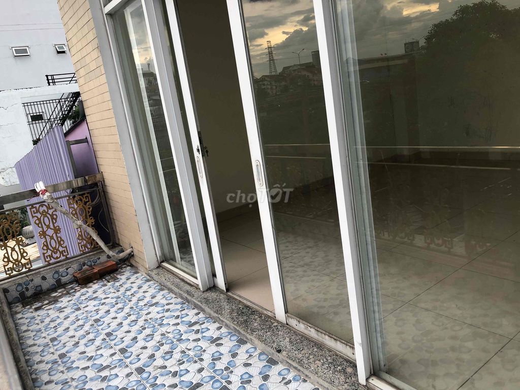 Nice new place. Security clean.