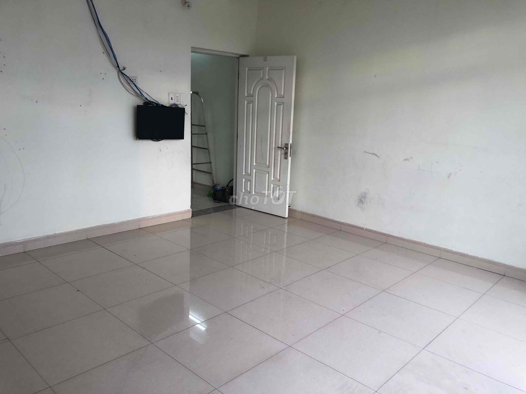 Nice new place. Security clean.