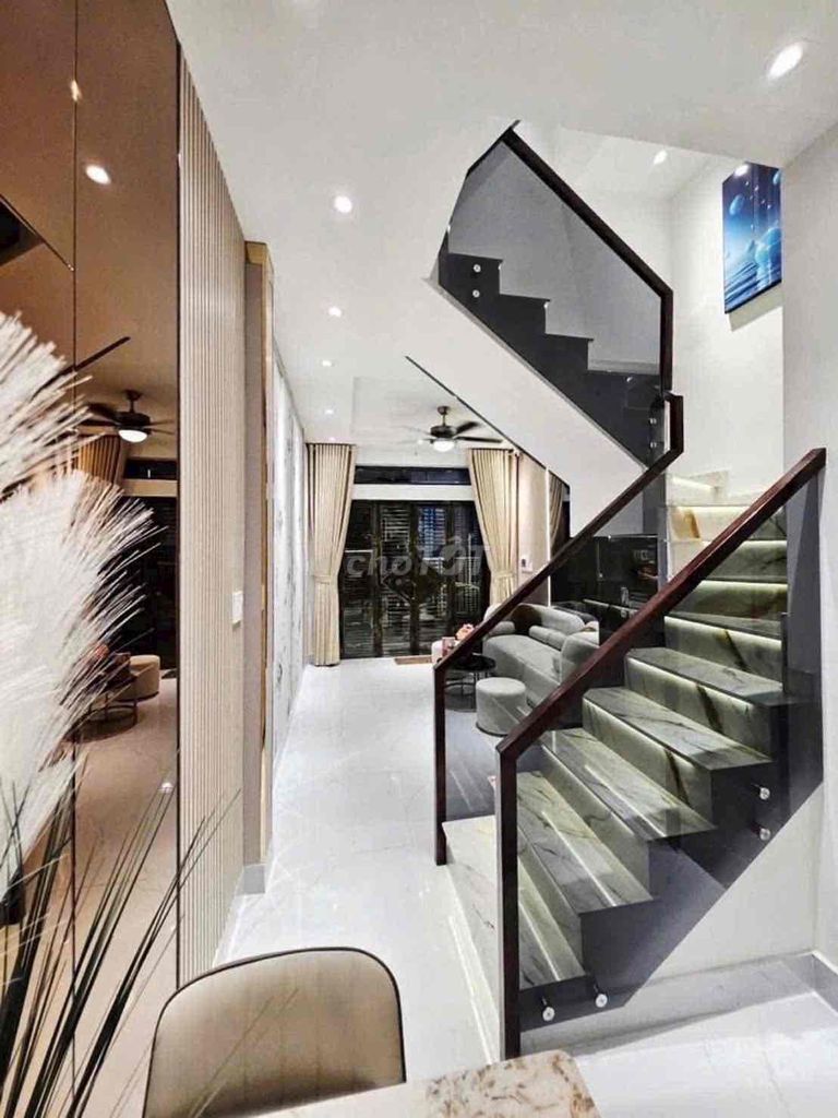 The beautiful new home is Nguyễn Sỹ Sách Nguyễn Sỹ Sách Alley.