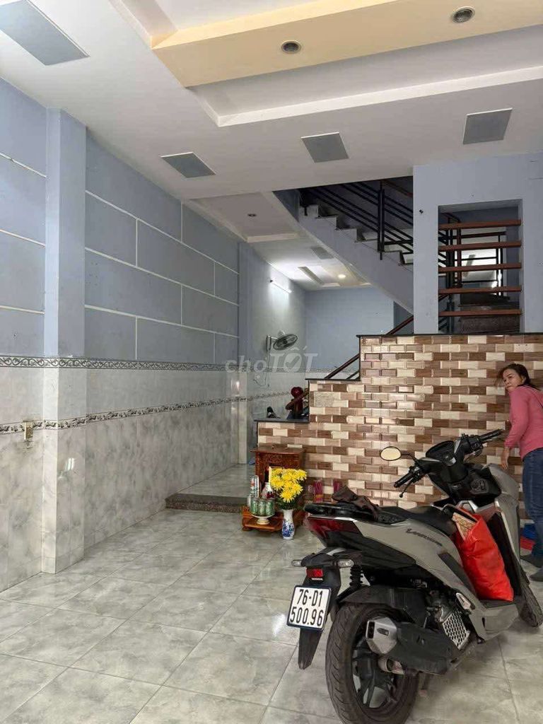 House 1 1 st 1 st floor near channel 26/3 bhm 6 m car 2 bedroom 2 toilets 7 million a month