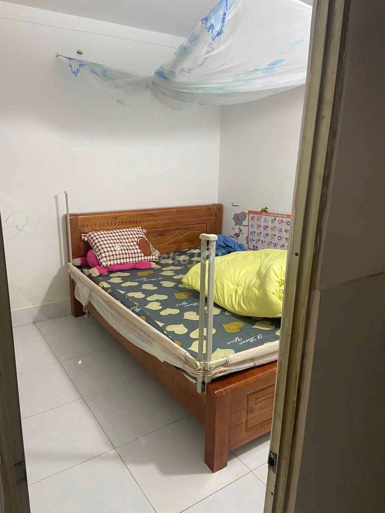 Four, x13, one bedroom plus four-metre alley, clean.
