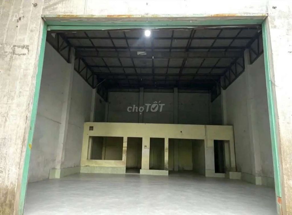 Renting warehouse 9 X17 M street car right at Lê Trọng Tấn