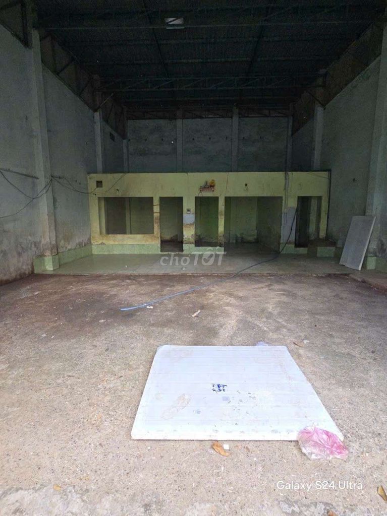 Renting warehouse 9 X17 M street car right at Lê Trọng Tấn