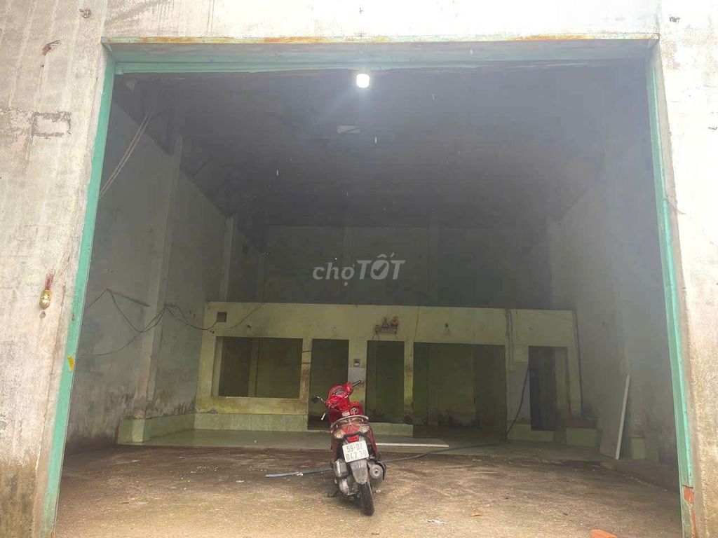 Renting warehouse 9 X17 M street car right at Lê Trọng Tấn