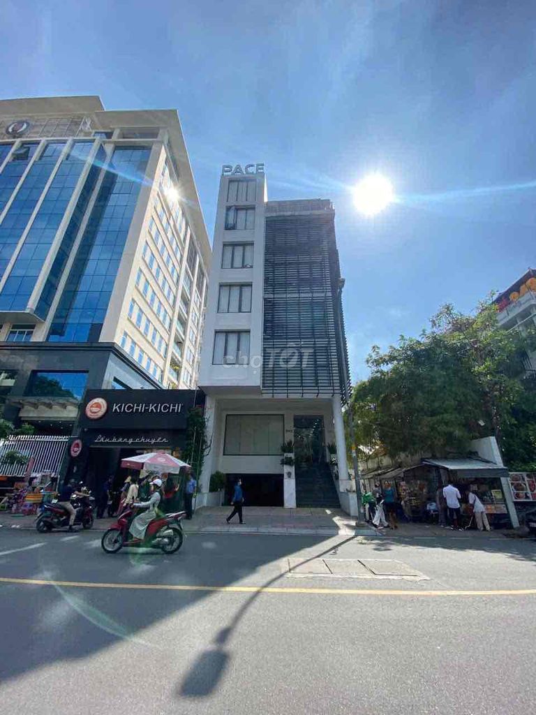 Rent a two-sided corner building 333 Nguyễn Trãi-- 1st District