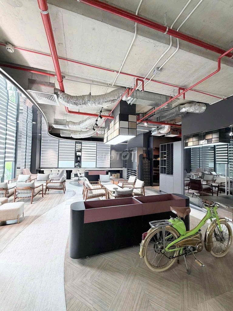 Rent a two-sided corner building 333 Nguyễn Trãi-- 1st District