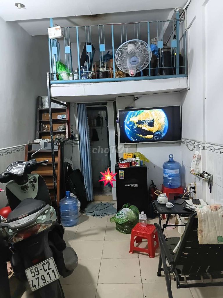 Rent a small house, but enough space for a 1 million-a-foot family.