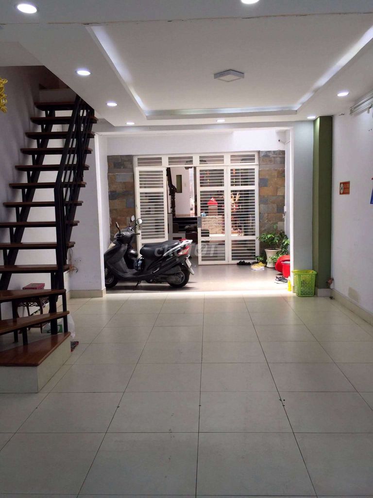 The Phạm Văn Bạch cash dealer has a 4th floor area of 4 x 25 meters