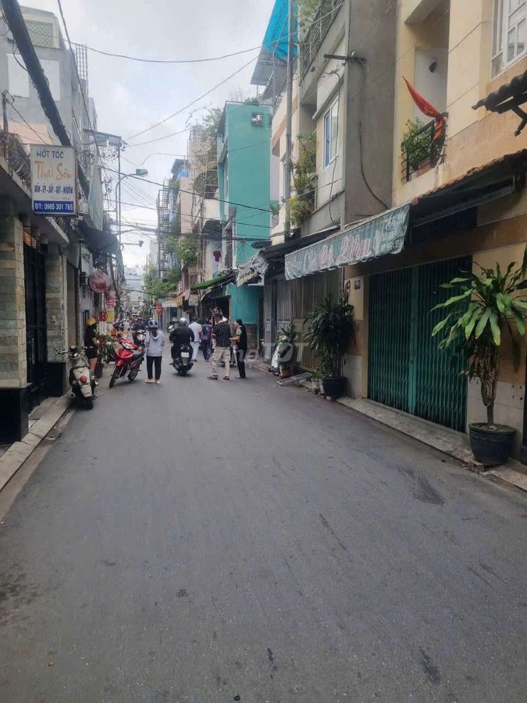 A 6-metre alley - Phạm Văn Hai