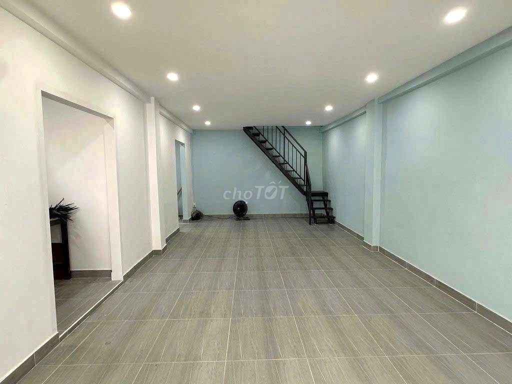 A 6-metre alley - Phạm Văn Hai