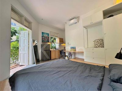 The apartment has a taste right next to the head of the ceiling - a parking lot.
