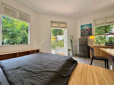 The apartment has a taste right next to the head of the ceiling - a parking lot.