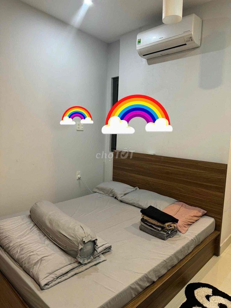 Rent a four-foot-one-one-thirty-thirty-two-story-four-room bedroom. Three toilets.