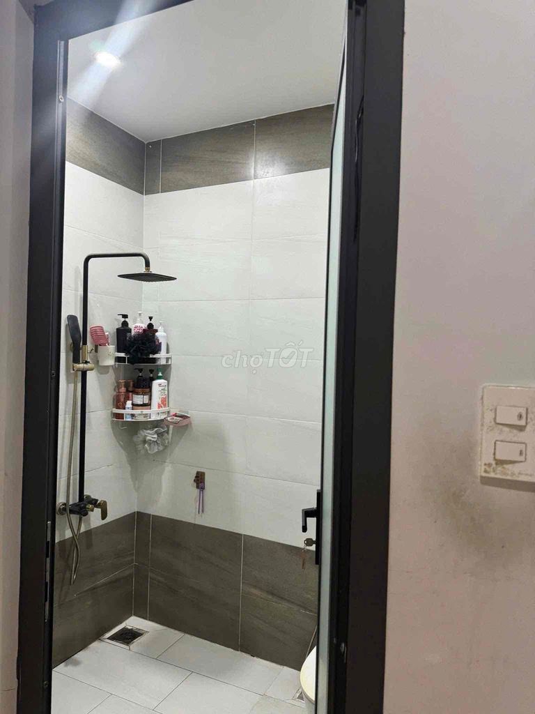 Rent a four-foot-one-one-thirty-thirty-two-story-four-room bedroom. Three toilets.