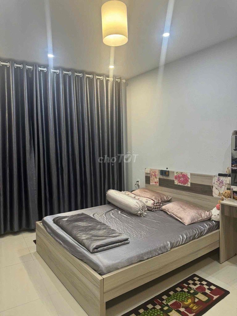 Rent a four-foot-one-one-thirty-thirty-two-story-four-room bedroom. Three toilets.