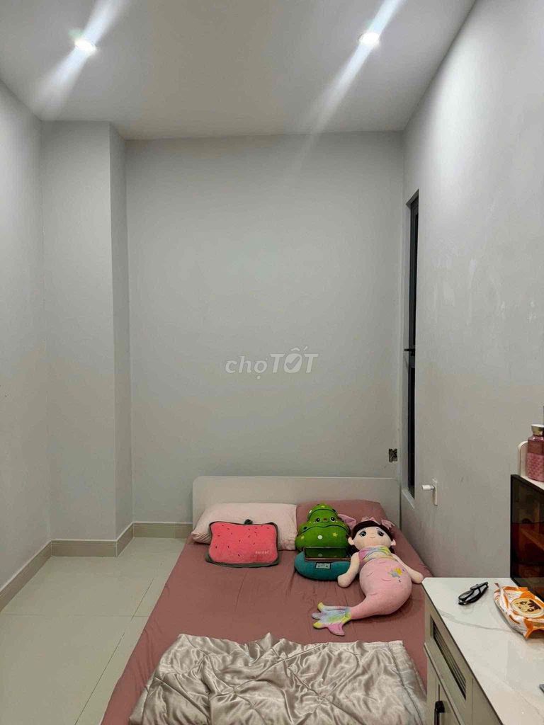 Rent a four-foot-one-one-thirty-thirty-two-story-four-room bedroom. Three toilets.