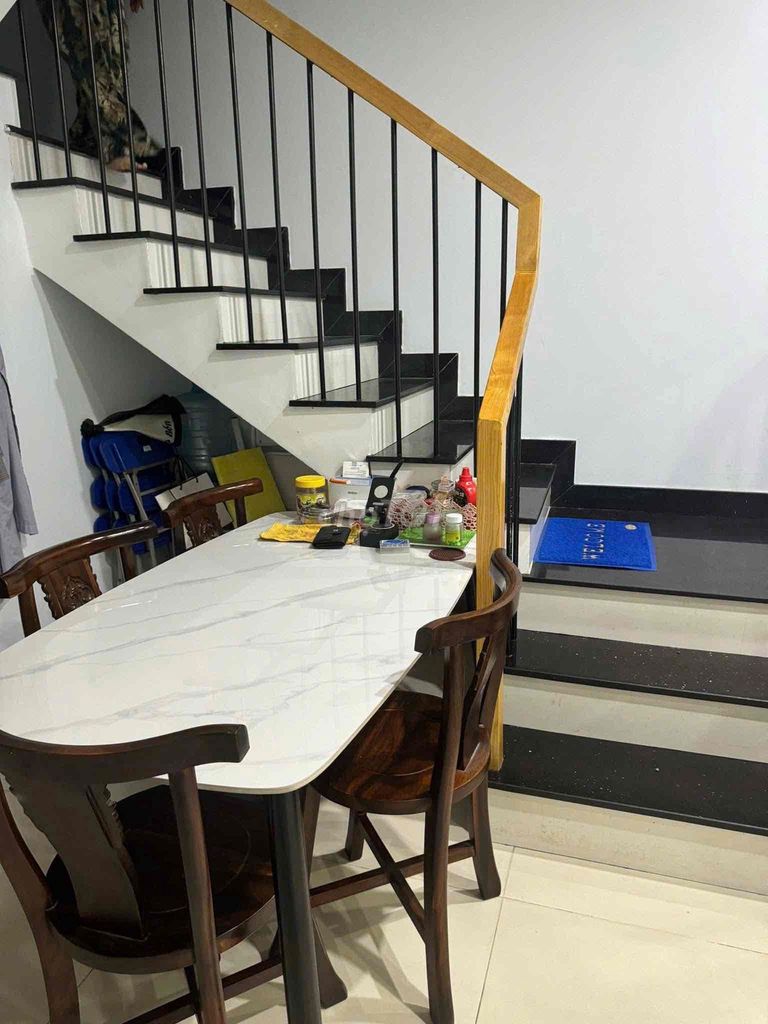Rent a four-foot-one-one-thirty-thirty-two-story-four-room bedroom. Three toilets.