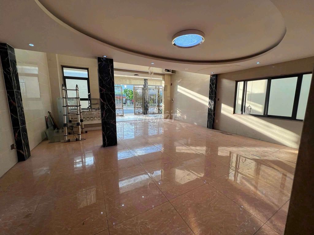 6 x 20 front house has 5 bedroom 5 toilets available on the air conditioning