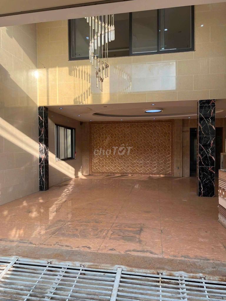 6 x 20 front house has 5 bedroom 5 toilets available on the air conditioning