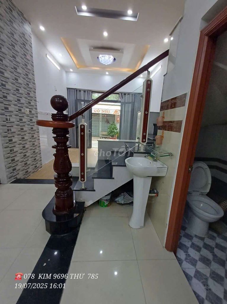 A nice, cheap, three-story three-story bedroom five-car toilets.