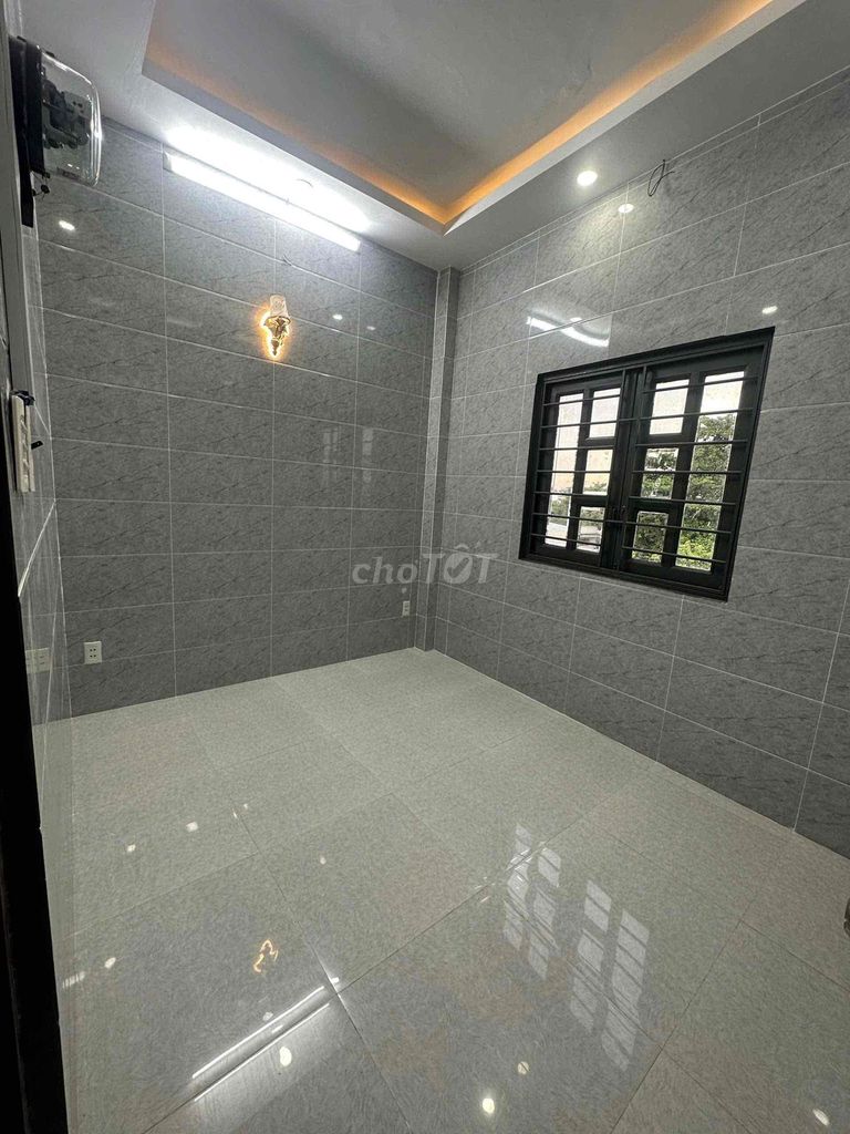 Two floors of two floors of four bedrooms, three bathrooms ready, air-cold air conditioning, 12 million refrigerators.