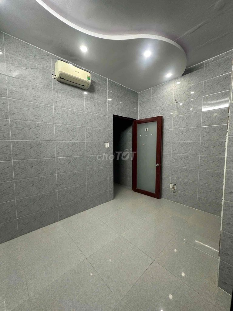 Two floors of two floors of four bedrooms, three bathrooms ready, air-cold air conditioning, 12 million refrigerators.