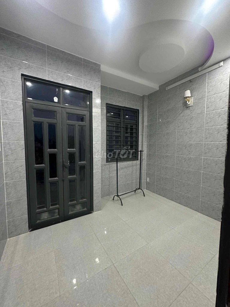 Two floors of two floors of four bedrooms, three bathrooms ready, air-cold air conditioning, 12 million refrigerators.