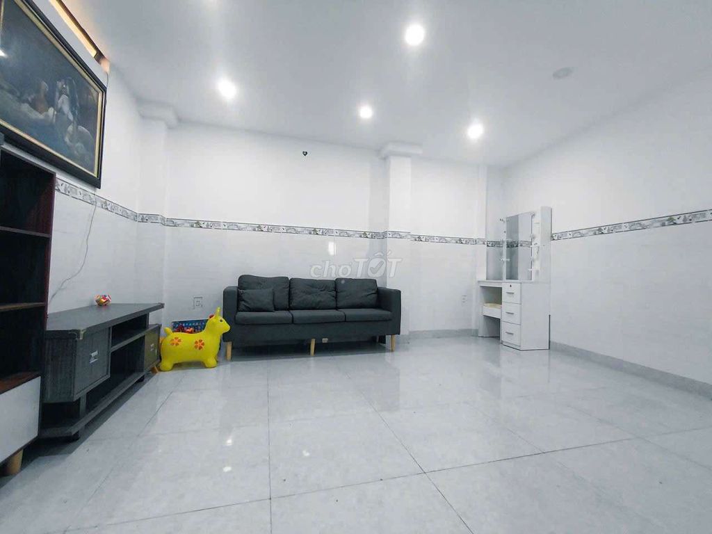 The whole rent house is right at Tân Bình 4 floors for 15 million.