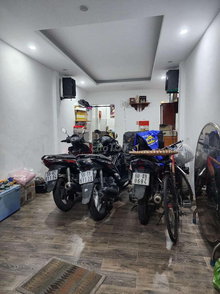 Parking block 21st alleyway two bedrooms. Two toilets.