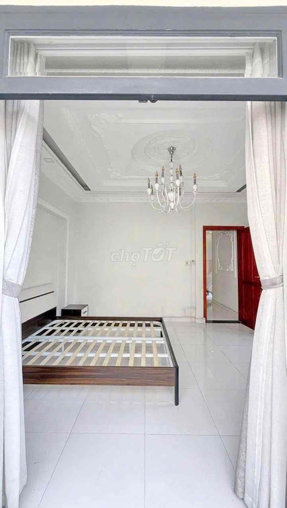 Rent a house for the Royal Minister of the 7th district.