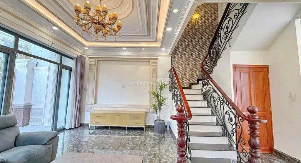 Rent a house for the Royal Minister of the 7th district.